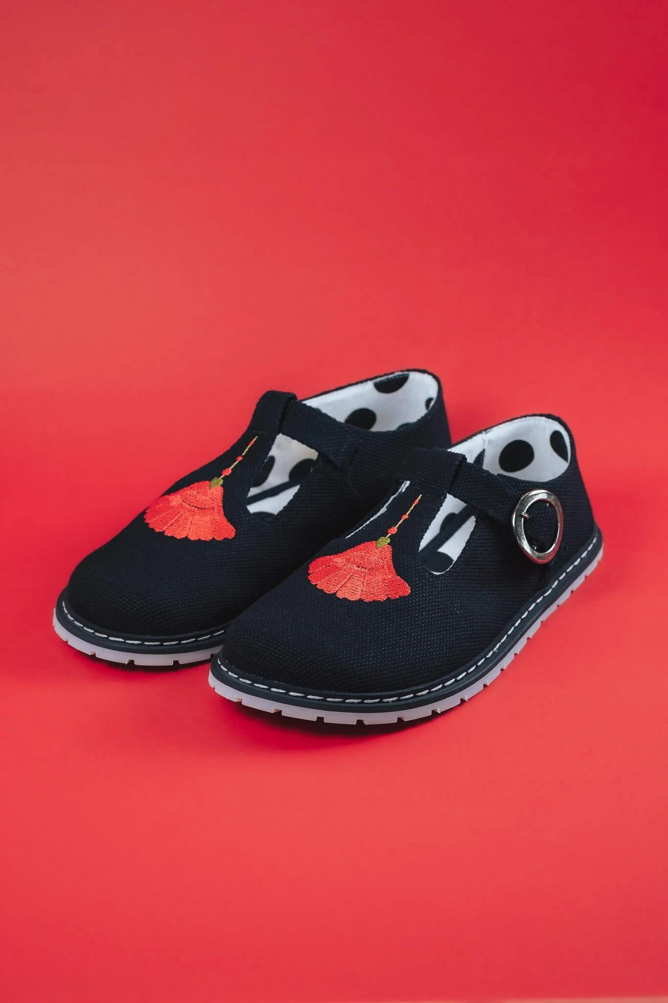Босоногие туфли Sambas the bambas Claveles — чёрные с вышивкой